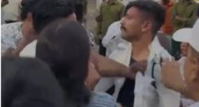 पिकनिक मनाकर लौटे रेलकर्मियों का उत्पात, चेकिंग के दौरान सिपाही की फाड़ी वर्दी, लात-जूतों से किया लहूलुहान