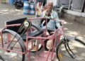 गुना में दिव्यांगों को बांटी गई ‘कबाड़’ ट्राइसिकल, सिंधिया की फटकार के बाद जागा प्रशासन, दिव्यांग को घर जाकर दी नई ट्राइसिकल