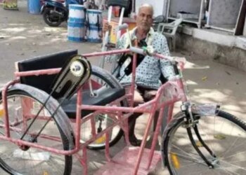 गुना में दिव्यांगों को बांटी गई ‘कबाड़’ ट्राइसिकल, सिंधिया की फटकार के बाद जागा प्रशासन, दिव्यांग को घर जाकर दी नई ट्राइसिकल