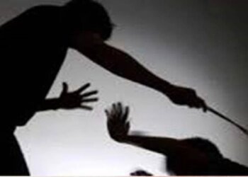 बिजली का बकाया बिल वसूलने गए कर्मचारियों को गन्ने से पीटा, कार्यालय में भी हमला