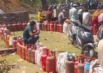 भोपाल में गैस के लिए लगी भीड़… 380 स्टॉक पर करा दी 1600 बुकिंग, सुबह 6 बजे से लग रही लाइन