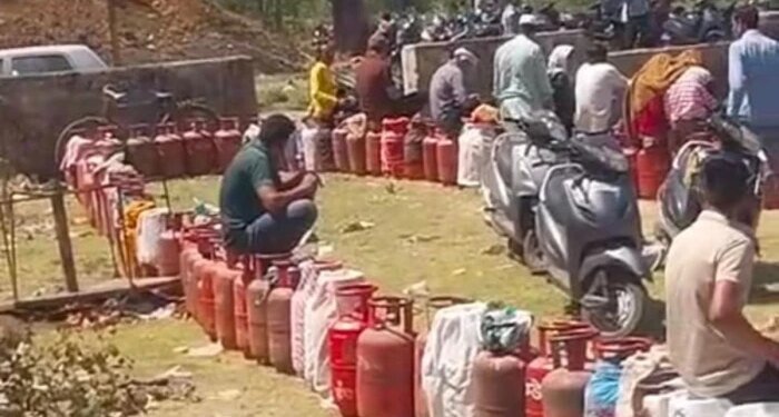 भोपाल में गैस के लिए लगी भीड़… 380 स्टॉक पर करा दी 1600 बुकिंग, सुबह 6 बजे से लग रही लाइन