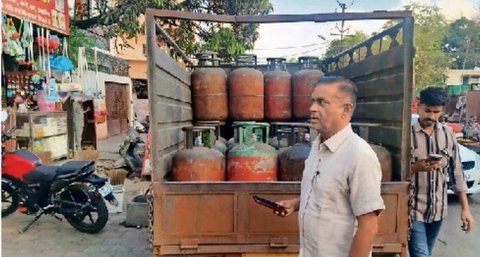 Bhopal में 23 हजार सिलिंडरों की आपूर्ति, फिर भी कतार में 27 हजार उपभोक्ता; व्यवसायियों में कारोबार ठप होने का भय