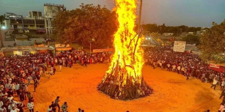 भोपाल में परंपरा और पर्यावरण का अनूठा मेल, 2000 से अधिक स्थानों पर गोकाष्ठ से हुआ होलिका दहन