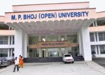 प्रतिनियुक्ति के भरोसे यूनिवर्सिटी की शैक्षणिक व्यवस्था:जुगाड़ से चल रहा भोज