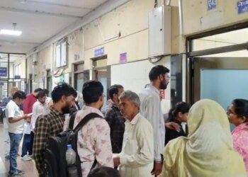 जेपी के आईसीयू के मरीज को दवाएं नहीं मिलीं:गुस्साए परिजन ने दवा की सिलिप फाड़ी