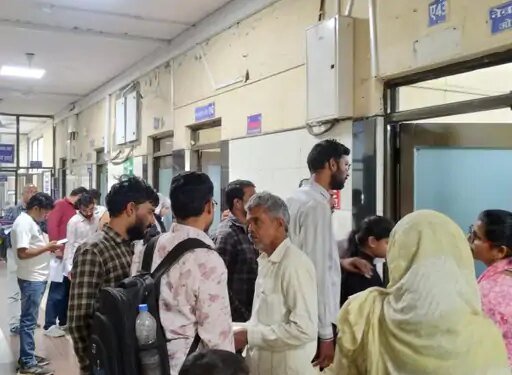 जेपी के आईसीयू के मरीज को दवाएं नहीं मिलीं:गुस्साए परिजन ने दवा की सिलिप फाड़ी