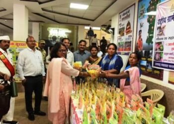 जिला कार्यालय में स्व-सहायता समूह ने लगाया हर्बल गुलाल स्टॉल