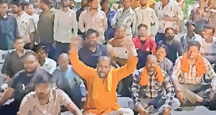 भोपाल में काली मंदिर के सामने मिली गोवंश के अवशेष से भरी बोरी, हिन्दू संगठन ने किया चक्काजाम