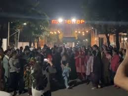 भोपाल में स्ट्रीट डॉग्स को लेकर प्रदर्शन:करोंद की मैपल ट्री सोसायटी में लोग लामबंद हुए