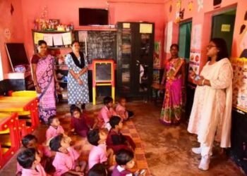 कलेक्टर ने स्वास्थ्य केन्द्रों और आंगनबाड़ी केन्द्रों का किया सघन निरीक्षण