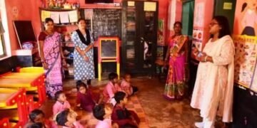 कलेक्टर ने स्वास्थ्य केन्द्रों और आंगनबाड़ी केन्द्रों का किया सघन निरीक्षण