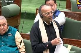 जिला पंचायत सदस्य के पति की दबंगई, पुलिसकर्मी से धक्का-मुक्की