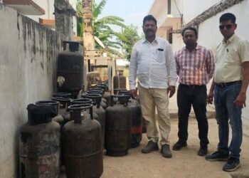 गैस सिलेंडरों की कालाबाजारी पर प्रशासन सख्त, होटल संचालक पर मामला दर्ज