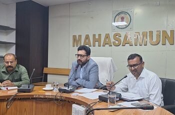 कलेक्टर लंगेह ने जनगणना कार्य और राजस्व पखवाड़ा की तैयारियों की समीक्षा की