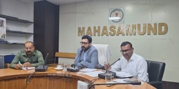 कलेक्टर लंगेह ने जनगणना कार्य और राजस्व पखवाड़ा की तैयारियों की समीक्षा की