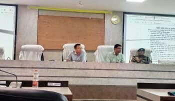 दुर्घटना जनित क्षेत्रों के साथ-साथ सड़क किनारे या भीतर खुले गढढों के चिन्हांकन और मरम्मत करें : कलेक्टर