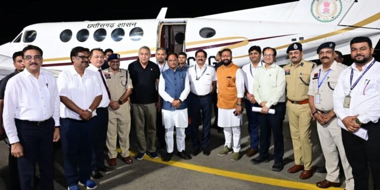 बिलासा देवी केवट एयरपोर्ट से रात्रि उड़ान सेवा का शुभारंभ: मुख्यमंत्री श्री विष्णुदेव साय ने भरी पहली नाइट फ्लाइट