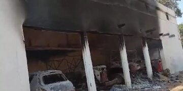 किसान के बाड़े में लगी भीषण आग, 3 ट्रैक्टर और कार जलकर खाक