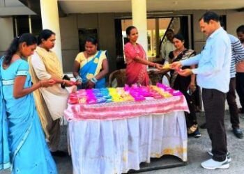 स्व-सहायता समूह की दीदियों ने कलेक्टोरेट और जिला पंचायत में लगाया प्राकृतिक रंगों से बने गुलाल का स्टॉल