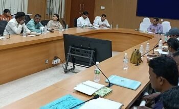 राजस्व निरीक्षकों एवं पटवारियों की मासिक समीक्षा बैठक संपन्न