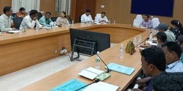 राजस्व निरीक्षकों एवं पटवारियों की मासिक समीक्षा बैठक संपन्न