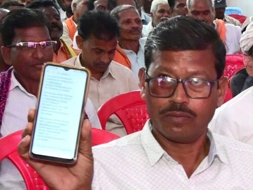 किसान जशवंत साहू ने मोबाईल पर आए मैसेज को दिखाकर जाहिर की अपनी खुशी