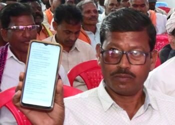 किसान जशवंत साहू ने मोबाईल पर आए मैसेज को दिखाकर जाहिर की अपनी खुशी
