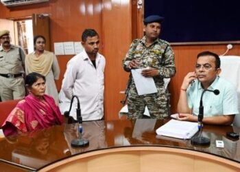 कलेक्टर महोबे ने संबंधित अधिकारियों को समयबद्ध और प्रभावी कार्रवाई के दिए निर्देश