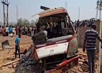 यात्री बस पलटी, बच्चे समेत 6 की मौत, 9 गंभीर घायल