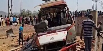 यात्री बस पलटी, बच्चे समेत 6 की मौत, 9 गंभीर घायल