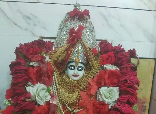 रामानुजगंज मां महामाया मंदिर में उमड़ी श्रद्धालुओं की भीड़