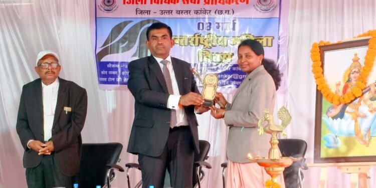 अंतर्राष्ट्रीय महिला दिवस के उपलक्ष्य में जिला न्यायालय में किया गया सम्मान