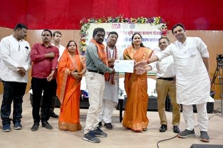 मुख्यमंत्री साय ने लगभग 5 लाख भूमिहीन कृषि मजदूर परिवारों को 500 करोड़ रुपये की दी सौगात