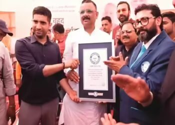 PM मोदी के गोद लिए गांव ने तोड़ा चीन का वर्ल्ड रेकॉर्ड, गंगा किनारे ‘मिनी काशी’ का नजारा