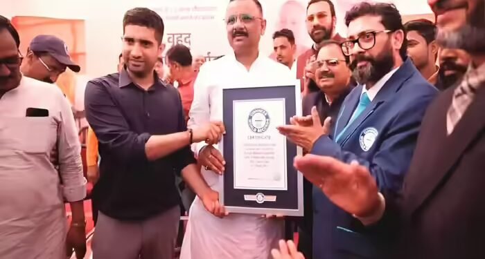 PM मोदी के गोद लिए गांव ने तोड़ा चीन का वर्ल्ड रेकॉर्ड, गंगा किनारे ‘मिनी काशी’ का नजारा