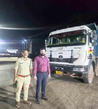 रेत के अवैध परिवहन पर की गई कार्रवाई : 13 हाईवा व 3 ट्रैक्टर जब्त