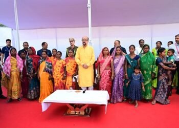 बैगा-बिरहोर आदिवासियों के गांव पहुंचे राज्यपाल, योजनाओं का जाना हाल