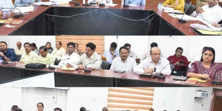 नॉन इम्पैनल्ड बैंकों से खाते हटाएं : कलेक्टर सिंह