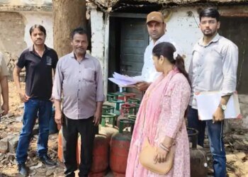 दुर्ग में खाद्य विभाग की छापेमारी:नाश्ता सेंटर संचालक के पास से 22 घरेलू गैस सिलेंडर जब्त
