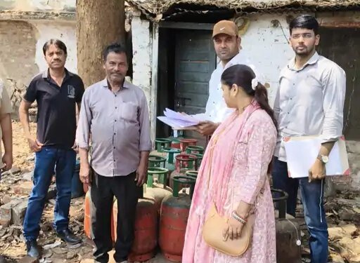 दुर्ग में खाद्य विभाग की छापेमारी:नाश्ता सेंटर संचालक के पास से 22 घरेलू गैस सिलेंडर जब्त