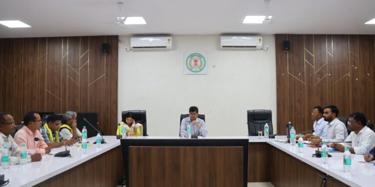 शिक्षा, स्वास्थ्य और जागरूकता से ही बदलेगा बीजापुर का भविष्य : कलेक्टर संबित मिश्रा