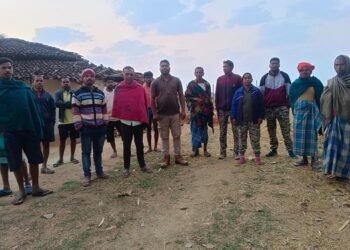 हाथियों के बीच फंसे बुजुर्गों को वन विभाग ने बचाया
