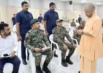 ‘निश्चिंत होकर देश सेवा कीजिए, आपके परिवार की जिम्‍मेदारी हमारी’, जनता दर्शन में फौजियों से बोले सीएम योगी