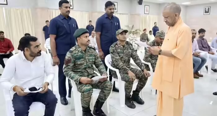 ‘निश्चिंत होकर देश सेवा कीजिए, आपके परिवार की जिम्‍मेदारी हमारी’, जनता दर्शन में फौजियों से बोले सीएम योगी