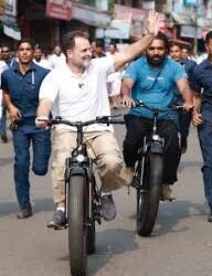 राहुल ने केरलम के कोट्टायम में साइकिल चलाई