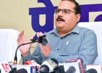 उत्‍तर प्रदेश में चुनाव आयोग ने 6 उम्मीदवार 3 साल के लिए किए बैन, जानिए लिस्‍ट में किनके नाम