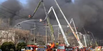 दक्षिण कोरिया की फैक्ट्री में भीषण हादसा, आग में जलकर 10 की मौत, जलती इमारत से कूदने लगे लोग