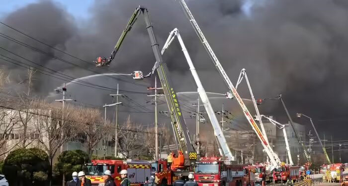 दक्षिण कोरिया की फैक्ट्री में भीषण हादसा, आग में जलकर 10 की मौत, जलती इमारत से कूदने लगे लोग