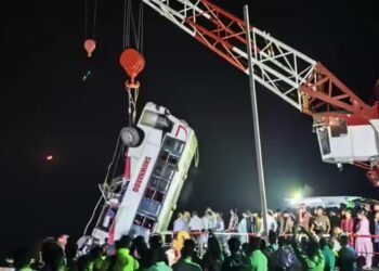 बांग्लादेश में बस के पद्मा नदी में गिरने से 18 लोगों की मौत, कई लापता, सर्च और रेस्क्यू ऑपरेशन जारी